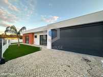 Moradia T4 Nova com Piscina, Galeotas - Fase final de Construção