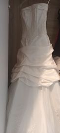 Przepieknie zdobiona suknia ślubna z długim trenem, XS/S