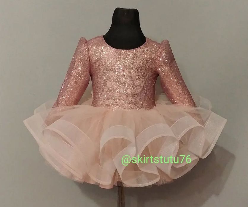 Костюми карнавальні та сукні на рочок