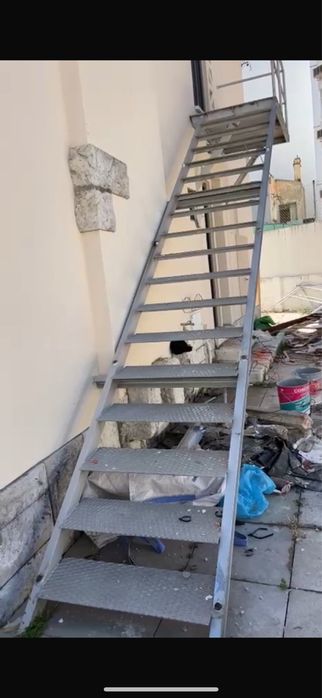 Escada em aço a medir 5,20 m com 17 degraus e corrimao.