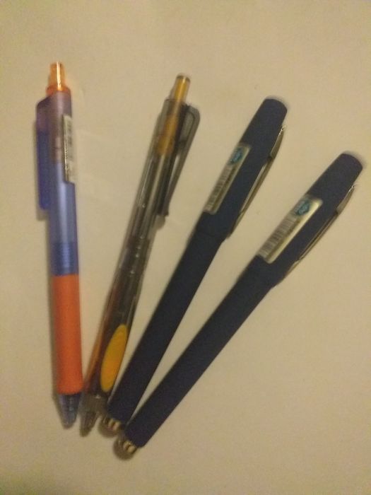 Zestaw 4 sztuk długopisów żelowych.