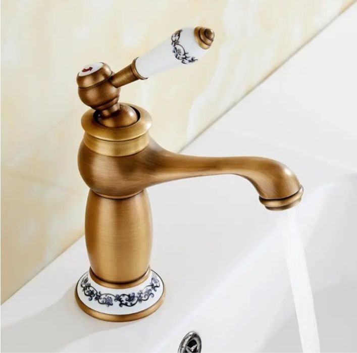 Латунний ретро змішувач для умивальника у бронзовому кольорі.