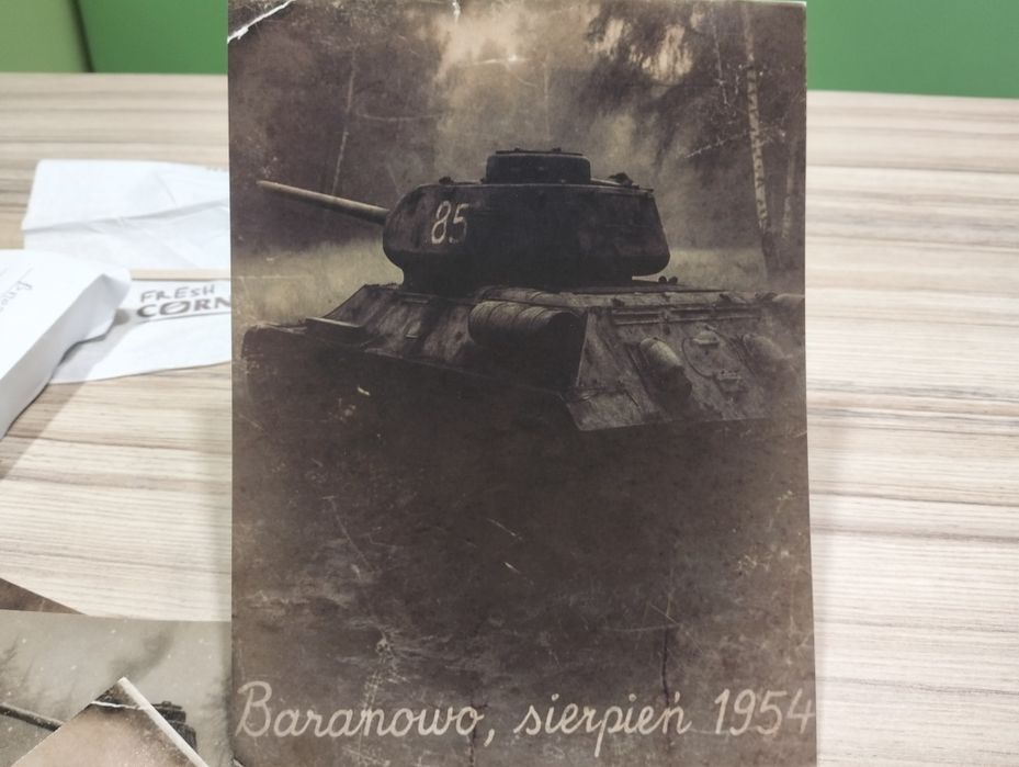 Stylizowane zdjęcia archiwalne – czołgi T-34, wraki, II wojna światowa