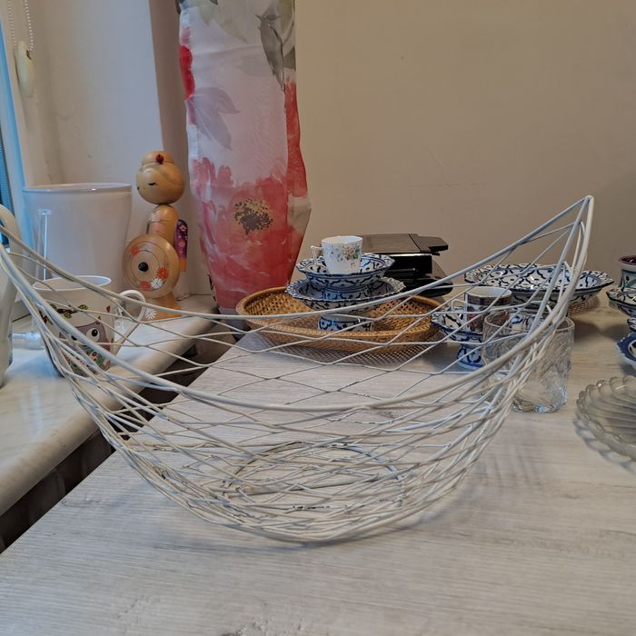 Biały druciany koszyk.