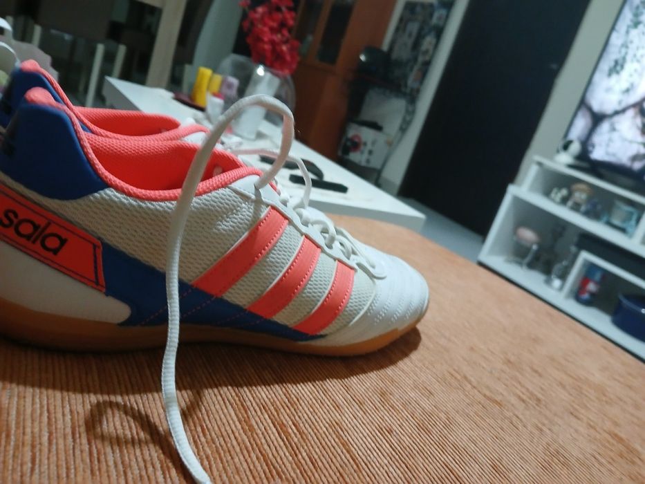 Chuteira da adidas branca e laranja