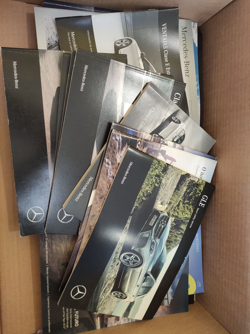 Lote de catálogos, revistas e pastas de amostra Mercedes