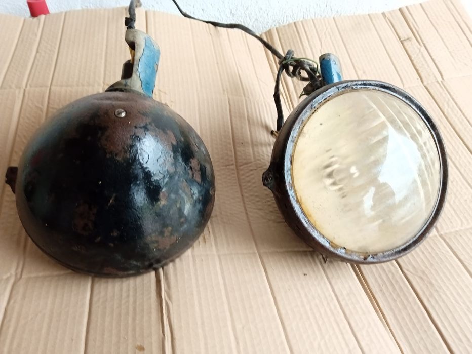 Dois Faróis Antigos de Camioneta Bedford