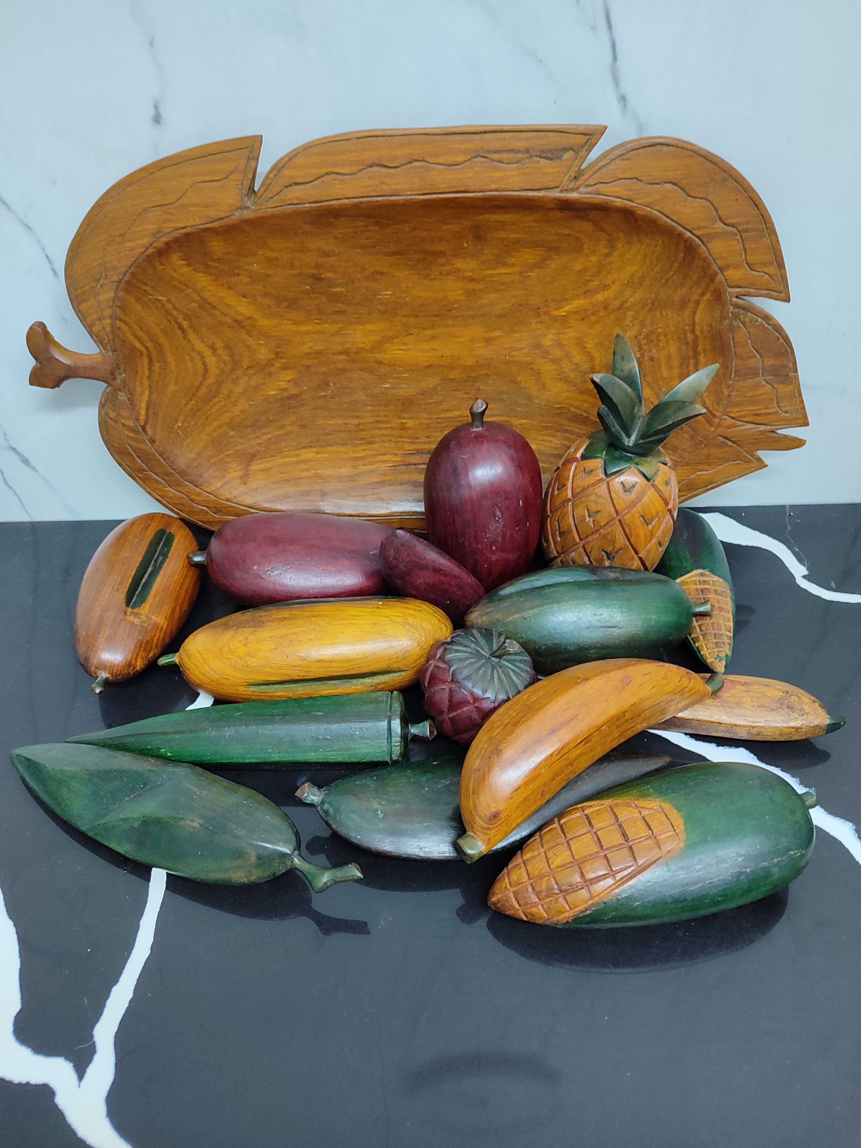 Travessa com 15 frutas decorativas em madeira em excelente estado