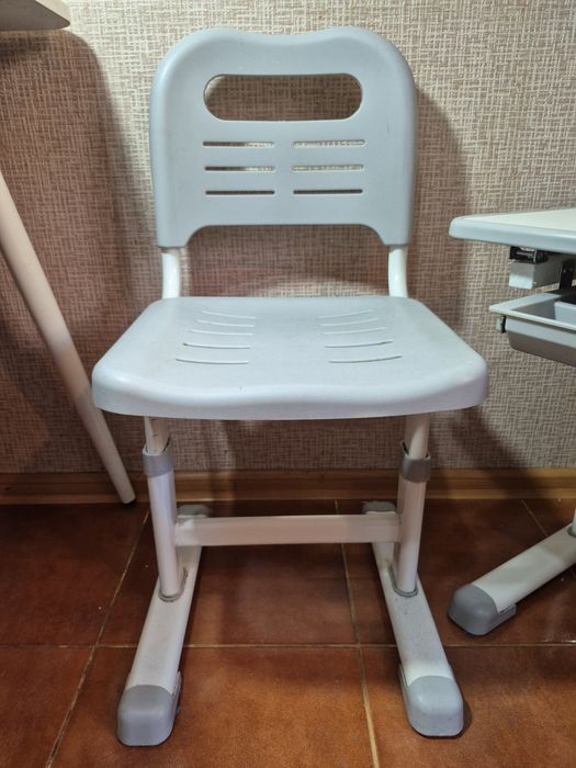 Парта шкільна (б/у в гарному стані)