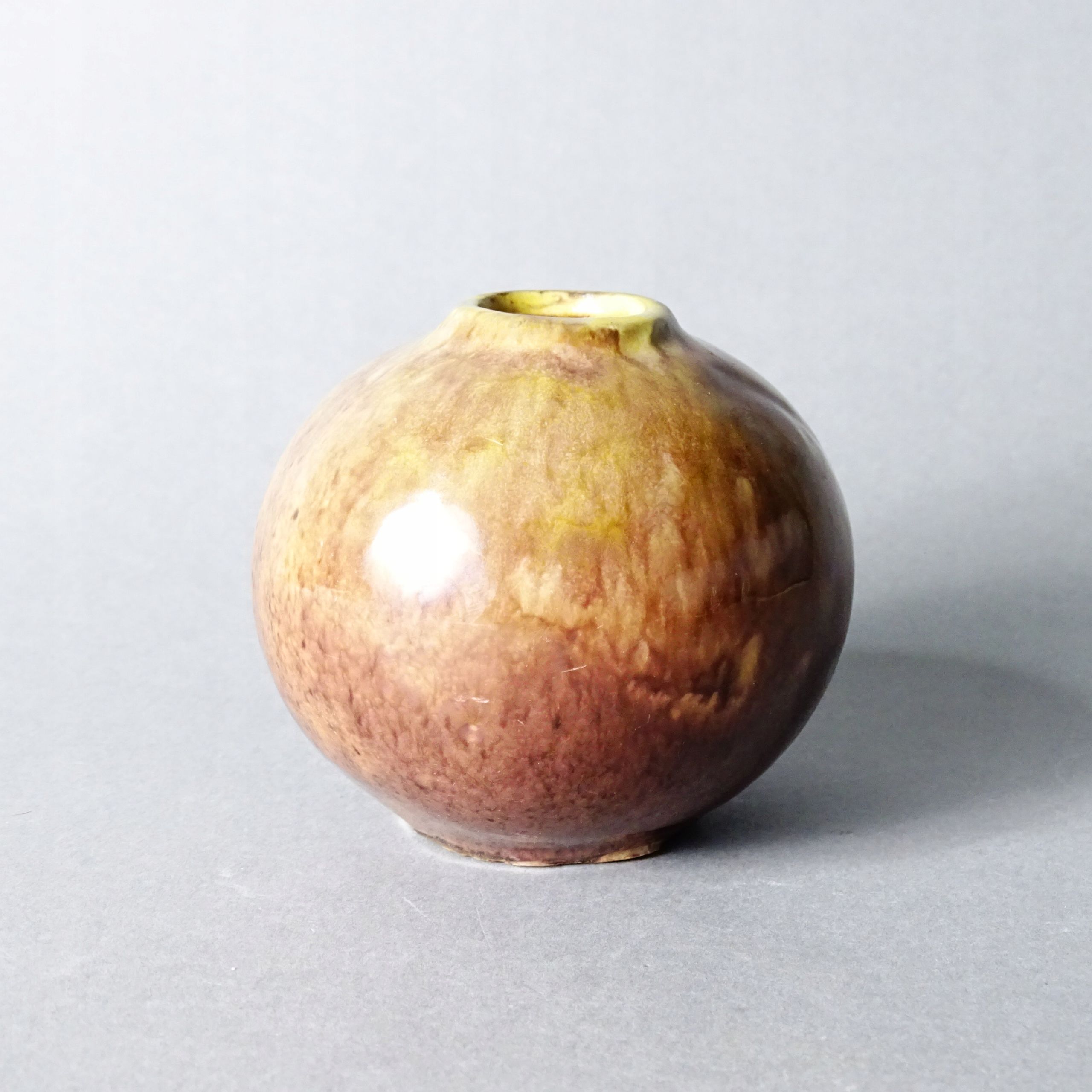 stary surowy wazonik ceramiczny
