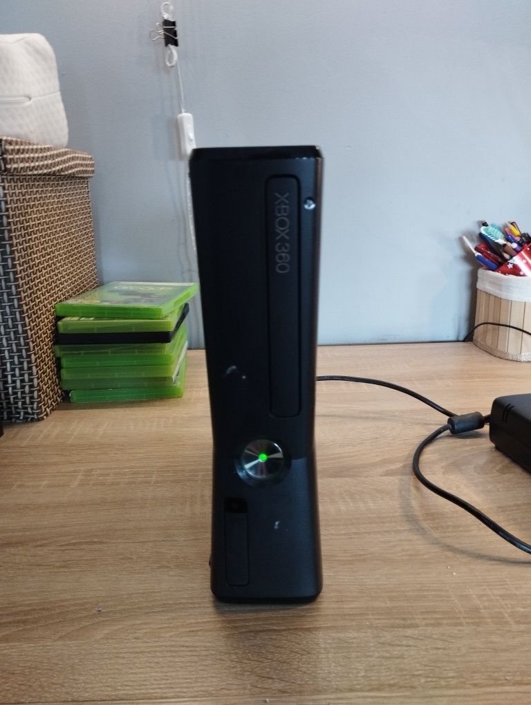 Xbox 360S z padem + 8 gier