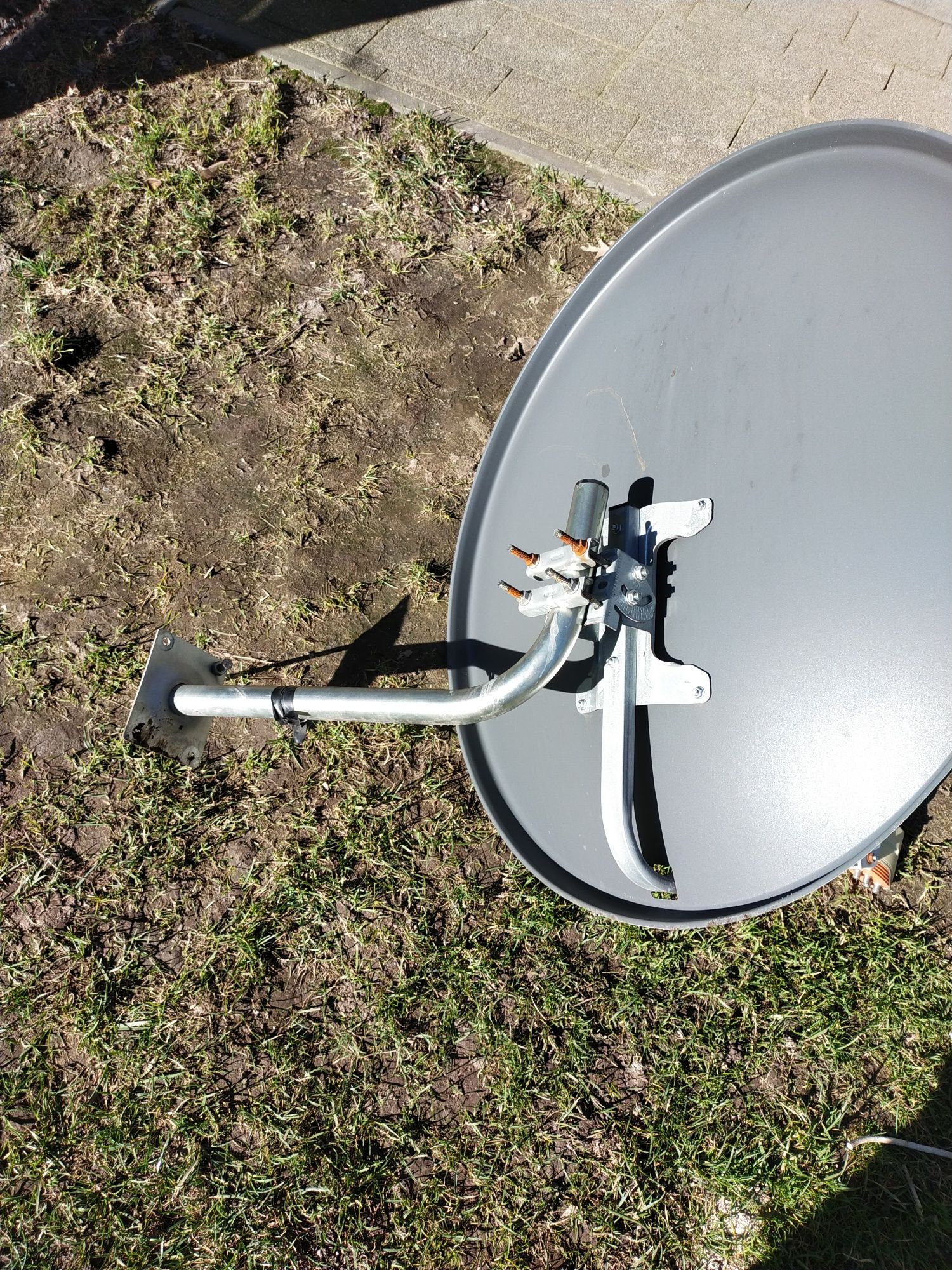 Antena satelitarna