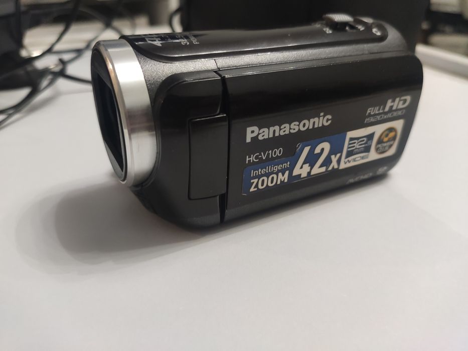 Видеокамера Panasonic HC-V100