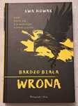 Książka dla młodzieży pt. Bardzo biała wrona, autor: Ewa Nowak