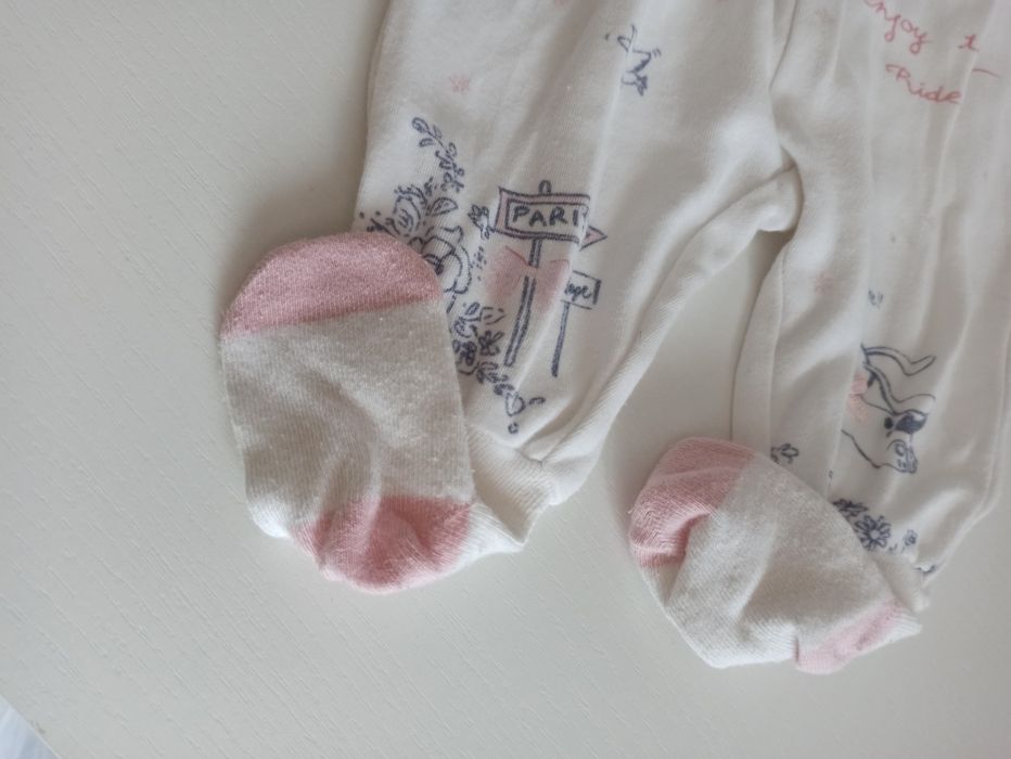 Cudne półśpiochy firmy Baby center spodenki z nóżkami skarpetki