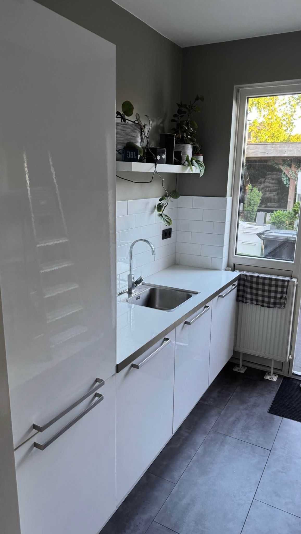 Nowoczesna kuchnia na wysoki połysk z AGD Ikea