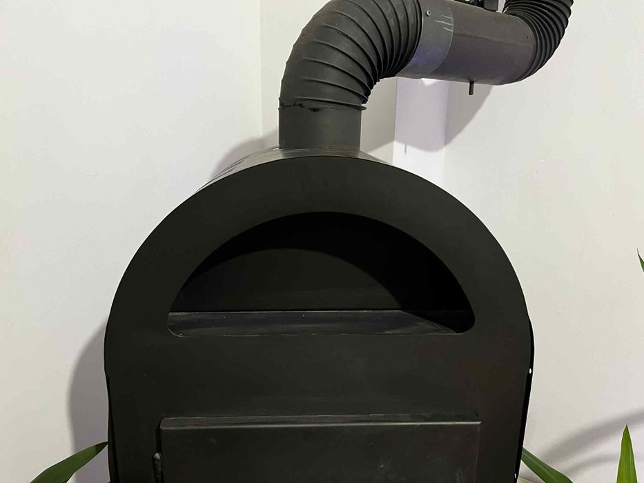 Wolnostojący piecyk/kominek stalowy z szybą, kompletny zestaw z rurą