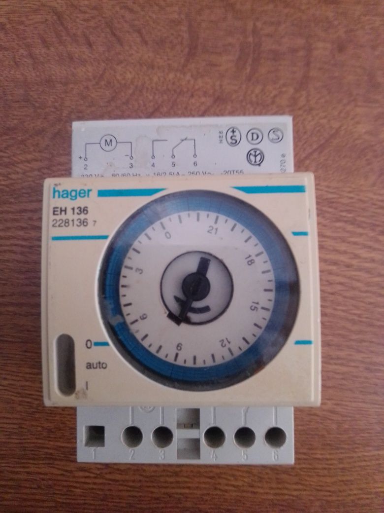 Programador Hager EH 136