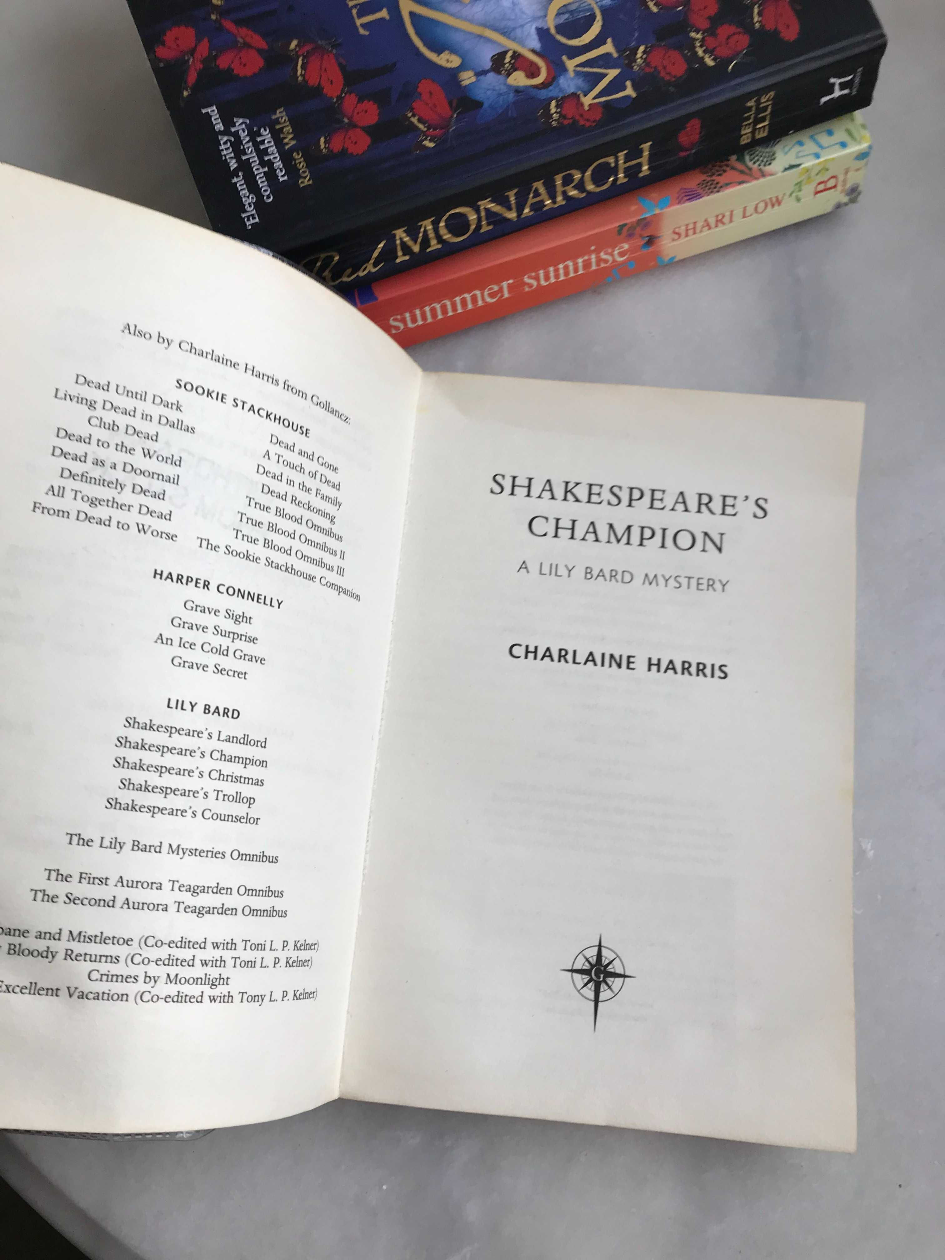 Кгига англійською мовою "Shakespeare's Champion" - Charlaine Harris.