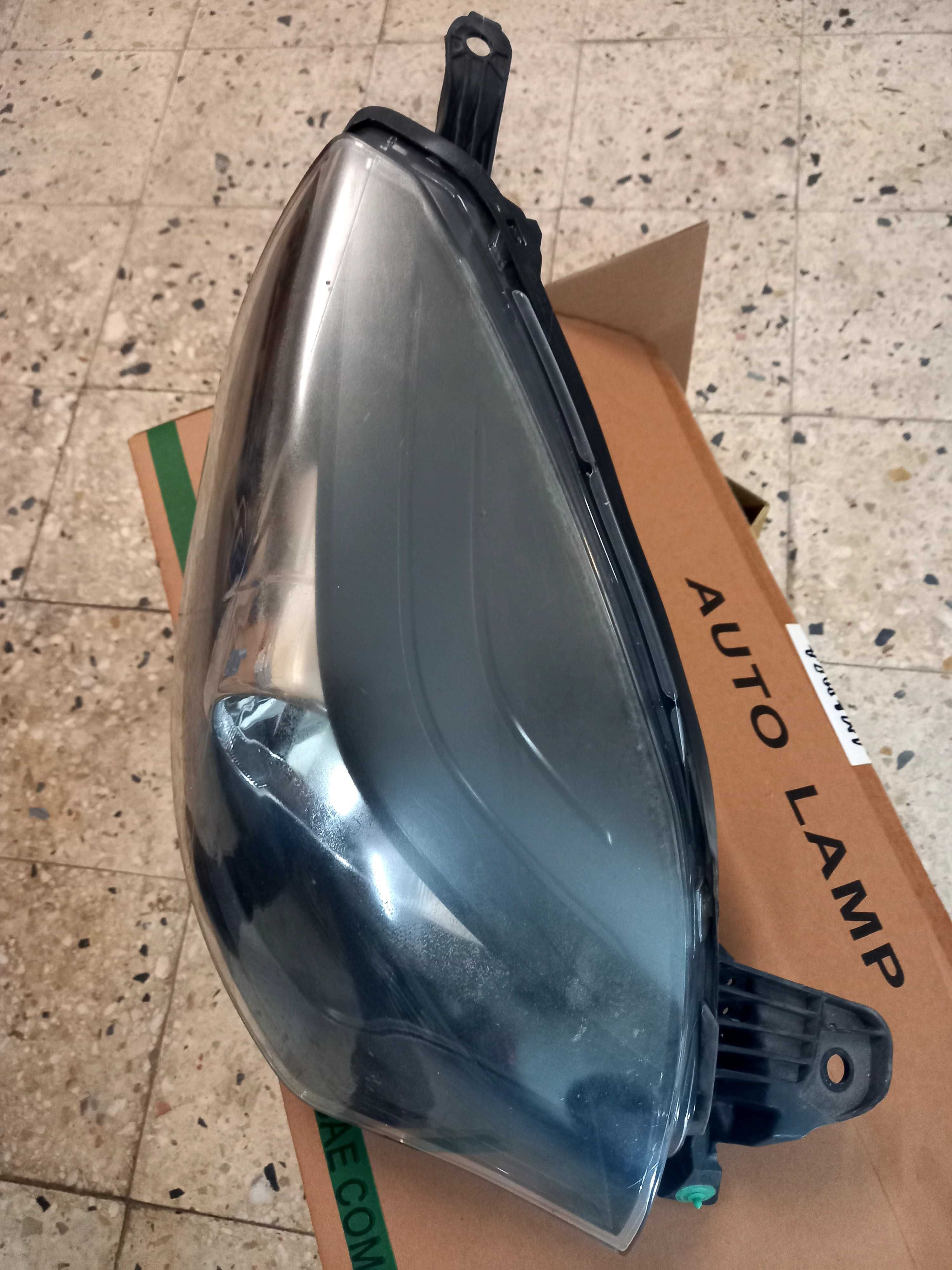 Farol esquerdo Renault Twingo 2013