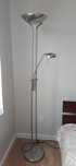 Lampa stojąca z lampką do czytania