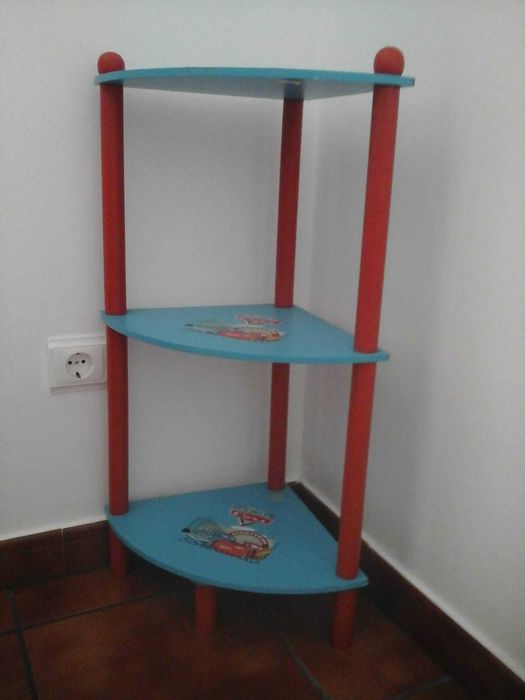 Estante de canto de criança.