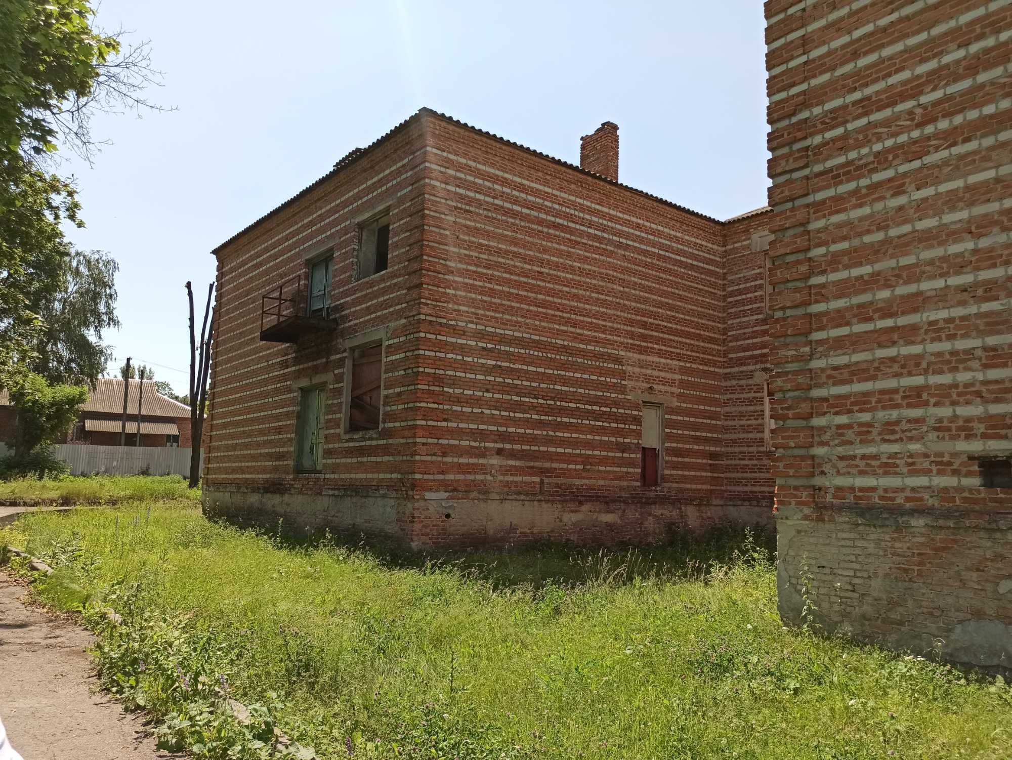 Продам нежитлову будівлю площею 2038,7 кв.м. на ділянці кат. 03.10