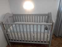 Cama de bebé em cor cinza