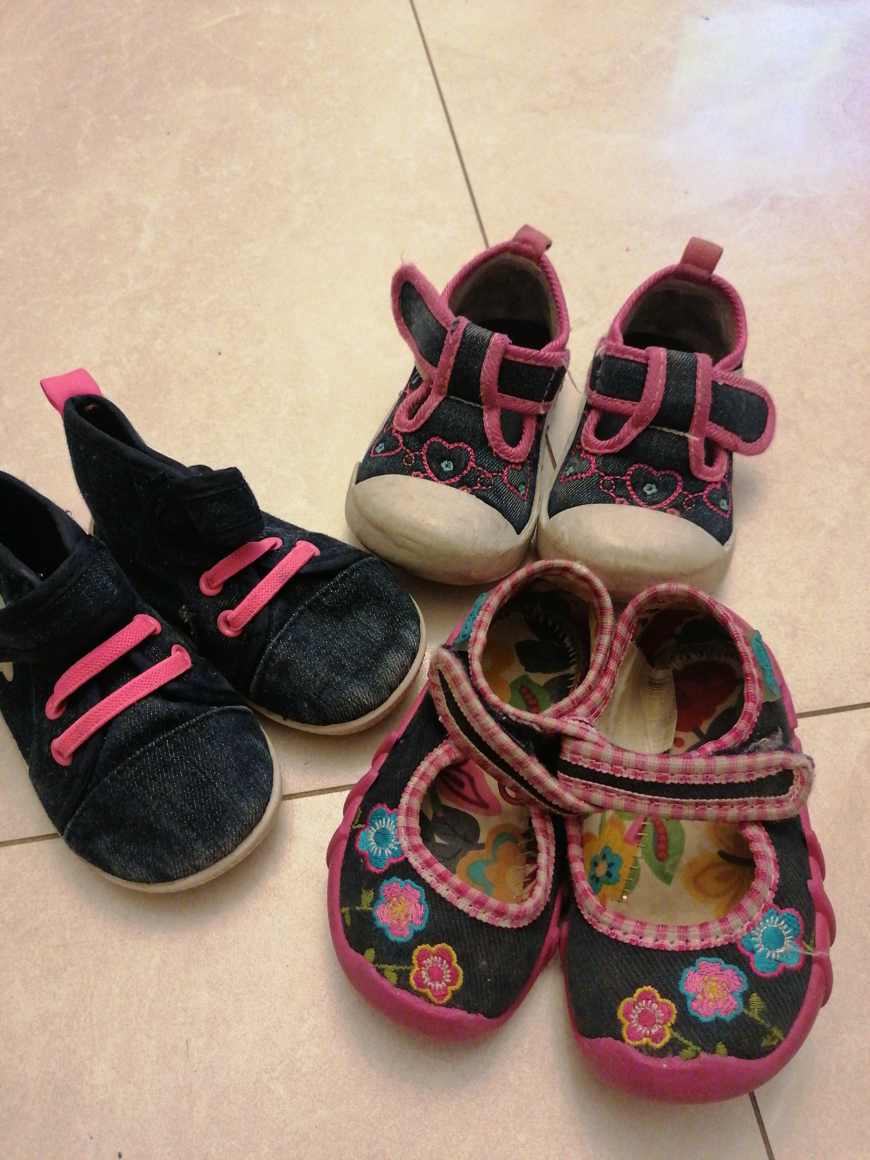 Trzy pary bucików dla dziewczynki