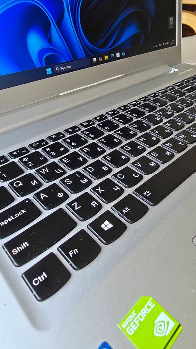 Lenovo Ideapad 510-15IKB i5 20GB SSD 516/HDD 1 Tb GeForce940Mx