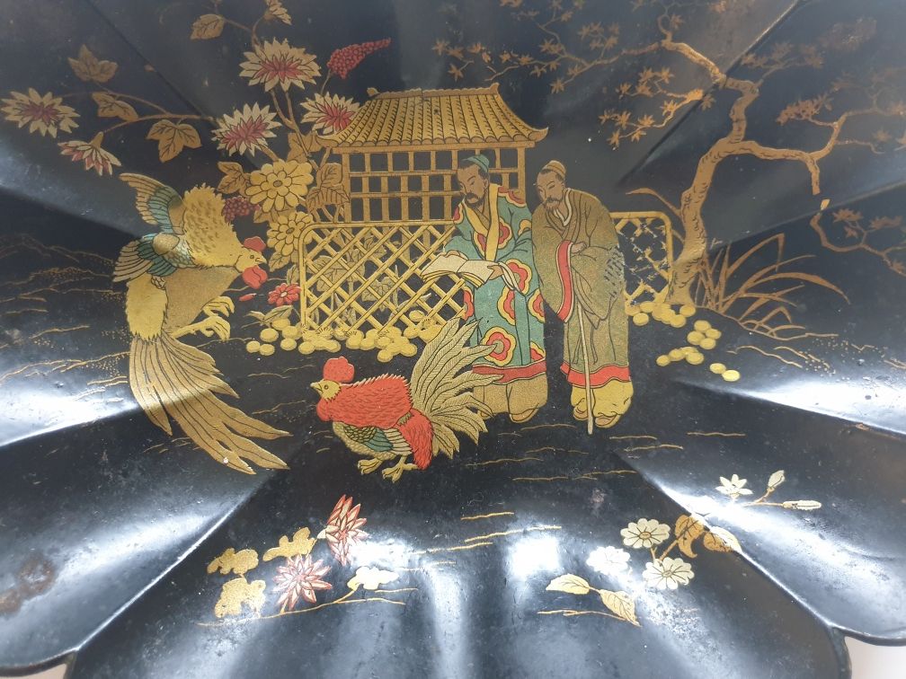 Linda antiga taça asiática em charão pintado à mão