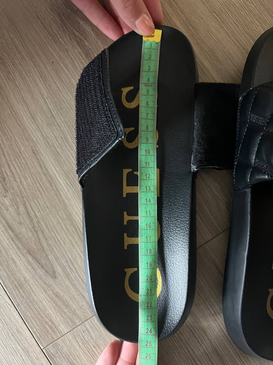 Женские тапочки Guess.