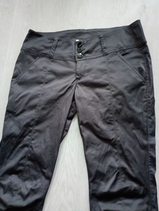 Piękne spodnie damskie ze śliskiego materiału stalowe