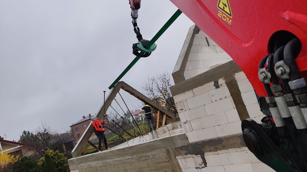 Więźba dachowa deski szalunkowe stemple budowlane transport HDS altana