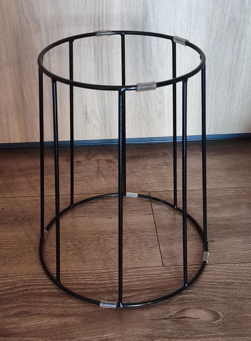Metalowy stojak na kwiaty 30 cm – stabilny, czarny