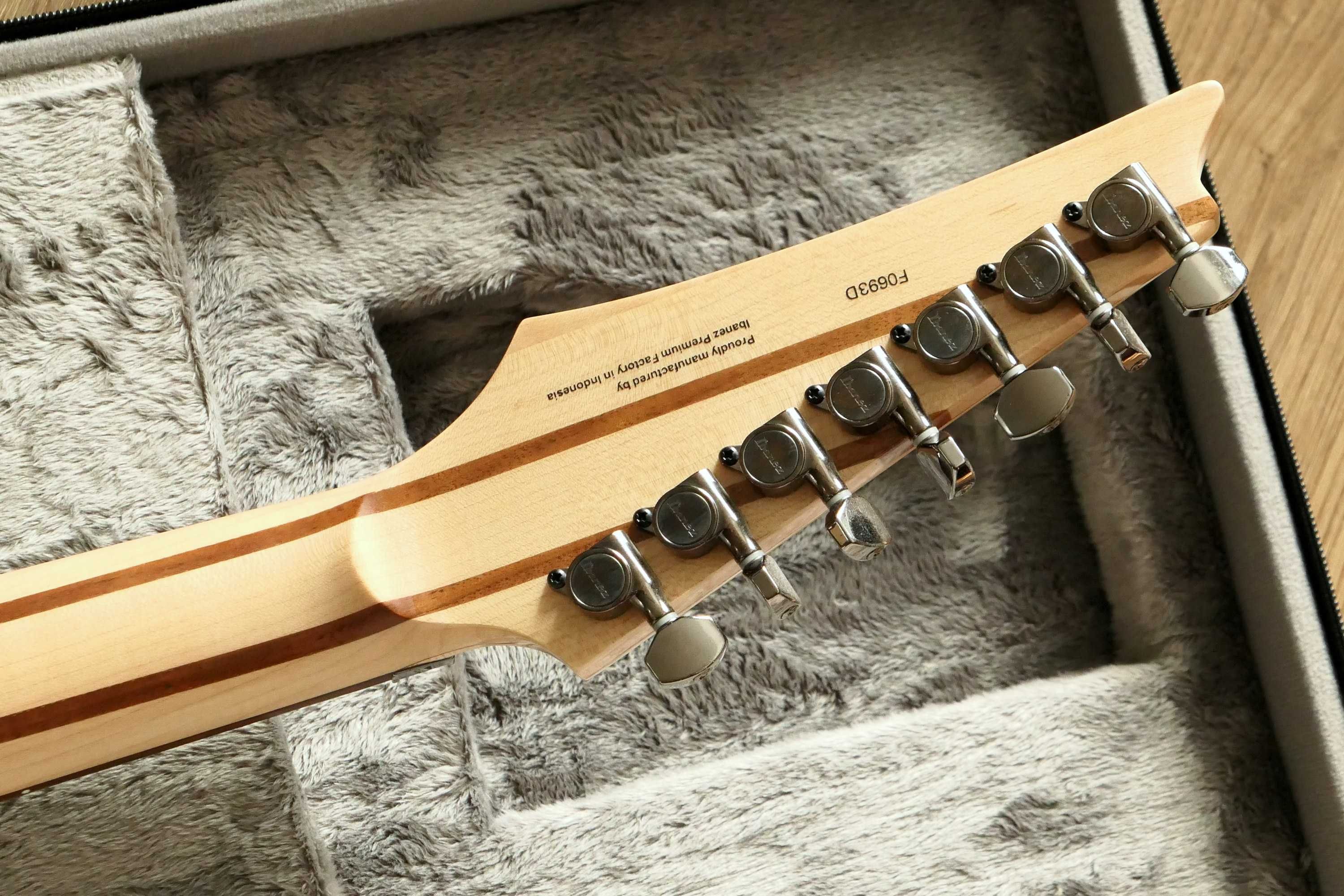 Ibanez Premium UV70P Universe + Ibanez Case