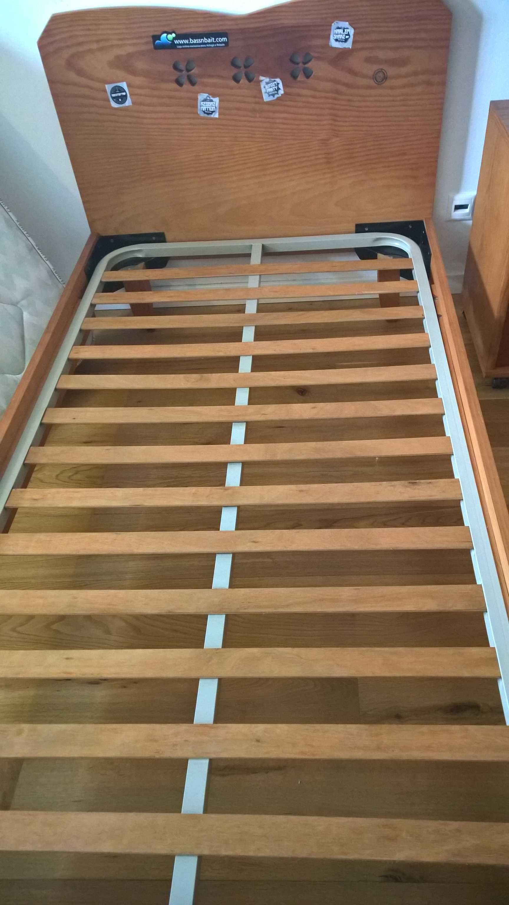 Cama individual em madeira com estrado