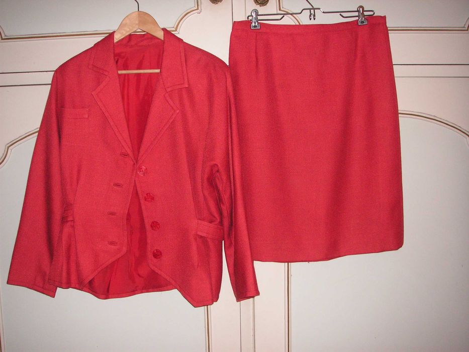 Fato de Saia e Casaco de Fazenda Vermelho