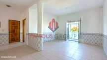 Apartamento T3 Com Vários Anexos