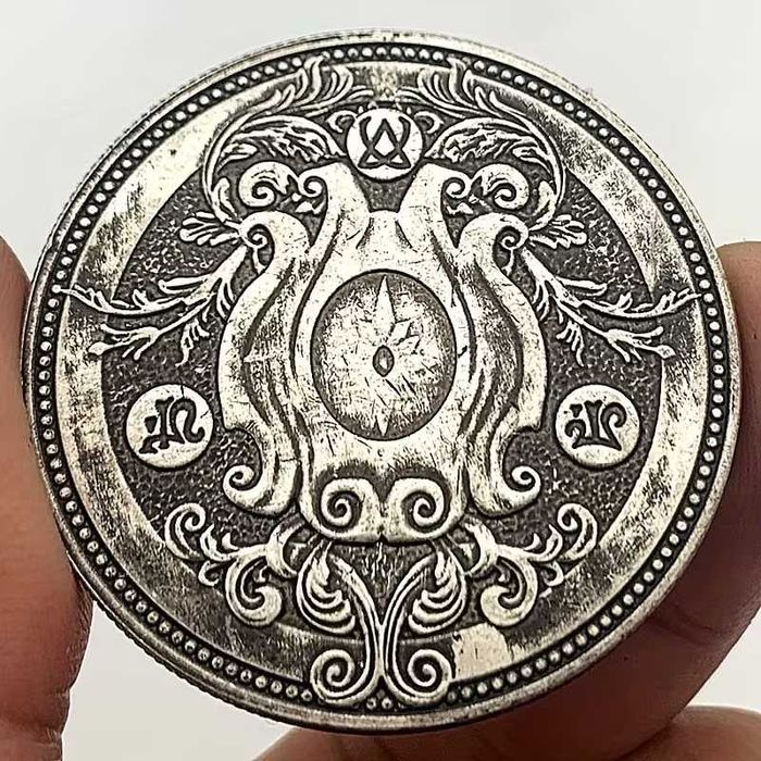 Памятная монета с орнаментами и рунами Викингов