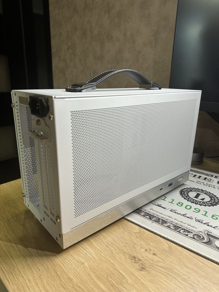 Суперкомпактний ПК-корпус MINI ITX CASE S300