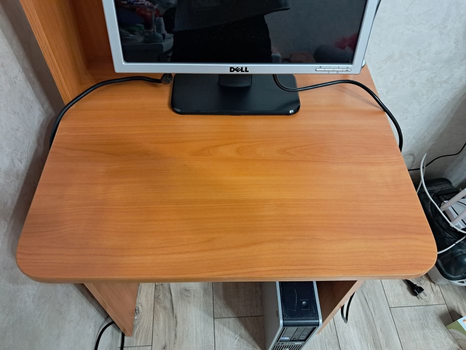 Стіл комп'ютерний компактний в ідеальному стані