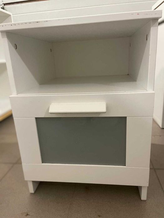 Szafka Nocna IKEA BRIMNES – Biała z Przeszkleniem