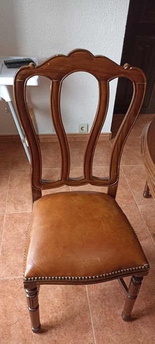 Uma mesa com 4 cadeiras