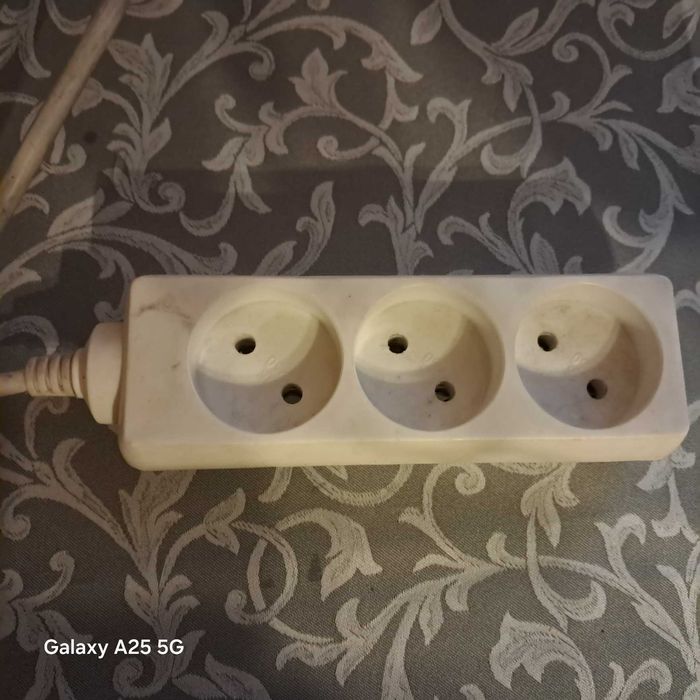 Przedłużacz elektryczny 3 gniazda z uziemieniem biały 1,5 m