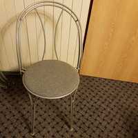 Krzesła metalowe używane