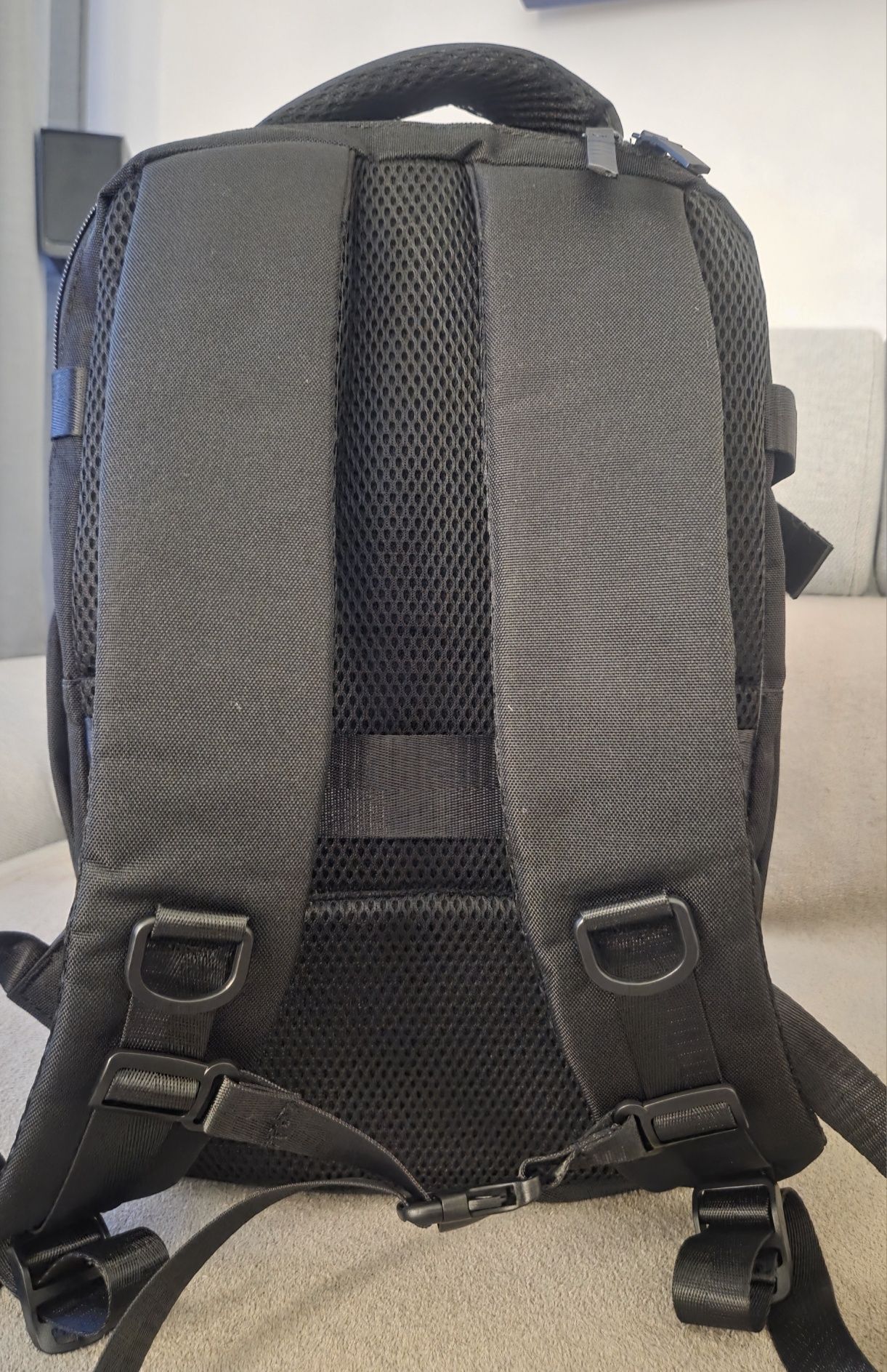 Mochila preta hexágono