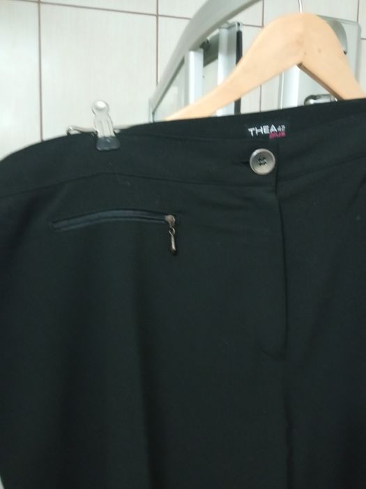Spodnie damskie plus XXXL czarne eleganckie w kant z suwakiem