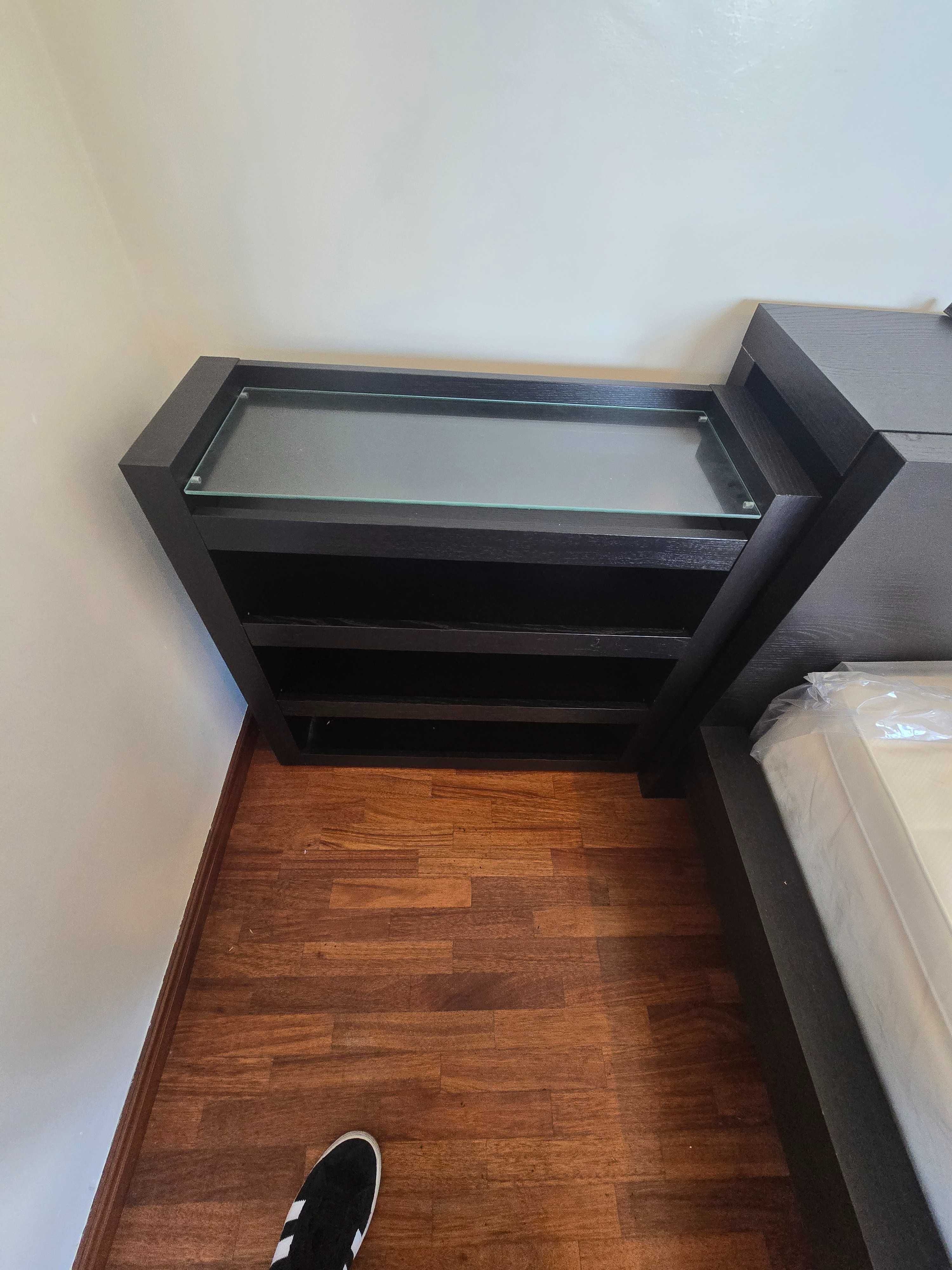 Cama de casal com cabeceira e mesas de cabeceira (colchão incluído)