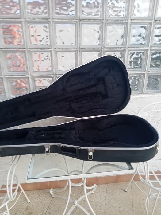 Case de guitarra danificada